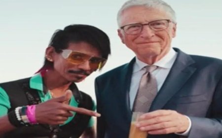Bill Gates Enjoys Roadside Indian Cuppa