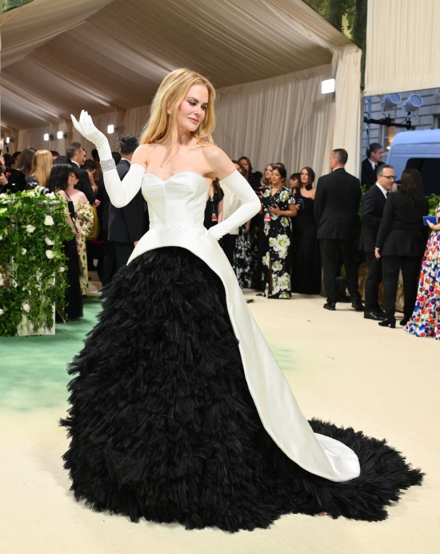 Black & White suits Nicole Kidman right - in this heavily-feathered creation by Balenciaga.