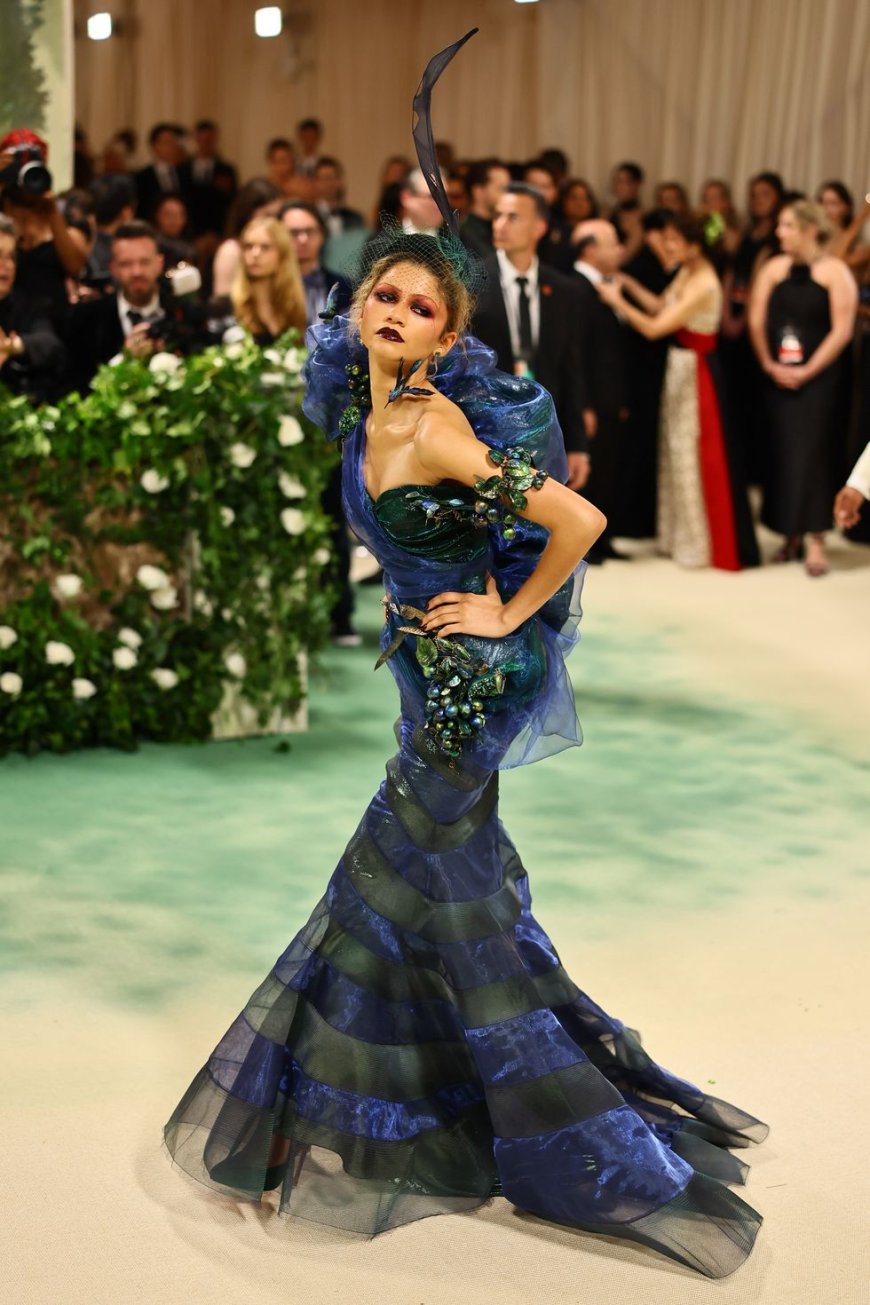 American actress and singer Zendaya has the curves to complement this retro-inspired Margiela gown by John Galliano
