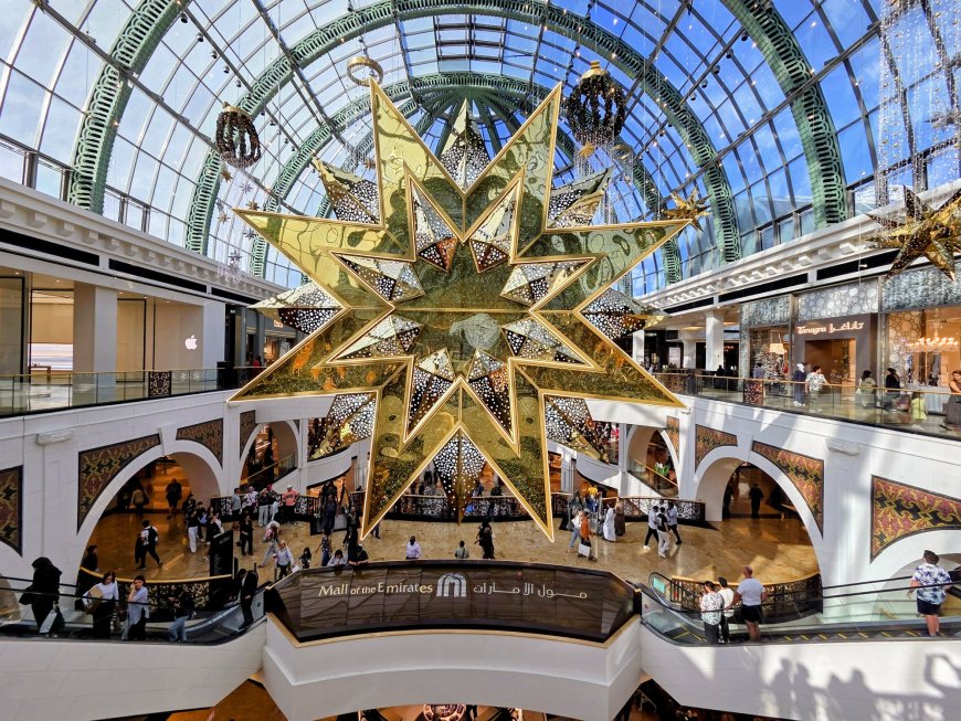 An Extraordinary Illuminated Star at Mall of the Emirates Has Become the Talk of the Town
