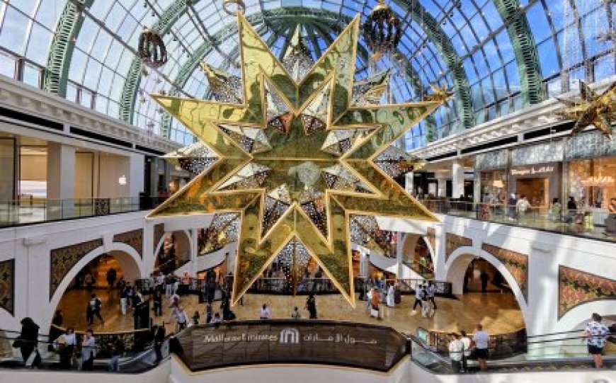 An Extraordinary Illuminated Star at Mall of the Emirates Has Become the Talk of the Town